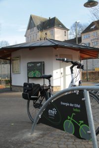 Neben der E-Bike-Ladestation hat die ene-Unternehmensgruppe auch einen Fahrradständer errichtet, an dem die schweren E-Bikes sicher abgestellt werden können. Bild: Michael Thalken/Eifeler Presse Agentur/epa