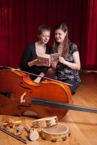 Zum Mitmusizieren laden die Musikpädagoginnen Lisa Klingenburg und Lisa Mersmann ein. Foto: Veranstalter