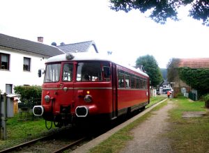 Der historische Schienenbus fährt an Sonn- und Feiertagen zwischen Pfingsten und Allerheiligen durch Urft- und Oleftal. Foto: Marita Rauchberger
