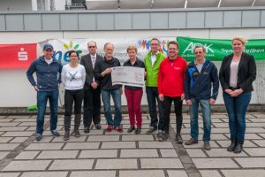 Sponsoren und Vertreter des Nordeifellaufs übergaben am Ende einen Scheck in Höhe von 4020 Euro an Claudia Esch (Mitte) von der Hilfsgruppe Eifel. Bild: Roman Hövel/ene