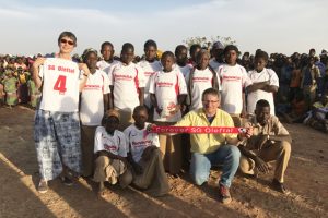 Dr. Harry Kunz (kniend) war bei der Eröffnung zweier Schulen in Westafrika, die mit Hilfe von Spendengeldern aus der Eifel gebaut werden konnten, dabei. Bild: Privat