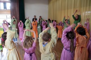 Die Kinder der ersten und zweiten Klasse begrüßten den Frühling auf farbenfrohe Weise mit Gesang und Tanz. Bild: Michael Thalken/Eifeler Presse Agentur/epa