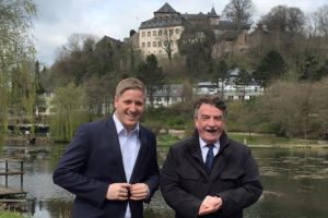 Markus Ramers (v.l.) mit Michael Groschek an der Weiheranlage in Blankenheim. Foto: SPD