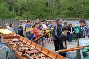 Zahlreiche Interessierte kamen zur Einweihung des neuen Bootshauses am Kronenburger See. Bild: Michael Thalken/Eifeler Presse Agentur/epa
