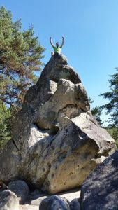 Kleines Gipfelerlebnis: Torsten Krauland seilfrei in acht Meter Höhe beim Bouldern im französischem Fontainebleau. Bild: Tameer Gunnar Eden/Eifeler Presse Agentur/epa