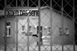 Iris Hilgers zeigt ihre Bilder uas Buchenwald. Bild: Iris Hilgers