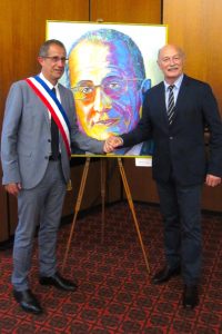 Pierre Combes (links), Bürgermeister von Nyons, konnte sich auch vorstellen, das Bild für seinen nächsten Wahlkampf zu nutzen. Der Mechernicher Künstler Tom Krey (rechts) freute sich, dass seine Bilder so gut ankamen Bild: Privat