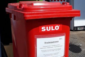 Am Abfallwirtschaftszentrum Mechernich dient die rote Tonne zum Sammeln von leeren Tonerkartuschen und Druckerpatronen. Foto: Kreis Euskirchen