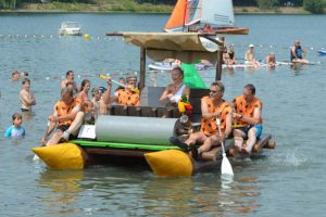 Als originellste Mannschaft wurden die „Grillfreunde 2010“ mit ihrem Familie-Feuerstein-Boot prämiert. Bild: Seepark Zülpich