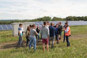 Der Experte für Sonnenenergie bei der „ene“, Alexander Böhmer, erklärte den jungen Leuten, wie ein Solarpark funktioniert. Bild: Michael Thalken/Eifeler Presse Agentur/epa