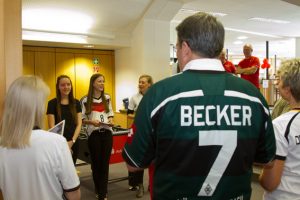 Der sportbegeisterte KSK-Chef Udo Becker hatte sogar ein Gladbach-Trikot mit seinem Namen zum Kickerturnier angezogen. Bild: Tameer Gunnar Eden/Eifeler Presse Agentur/epa