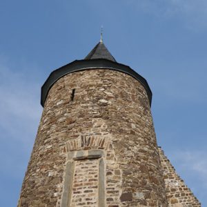 Der Turm der Oberen Burg ist eines der Wahrzeichen von Kuchenheim. Foto: Klaus Bornemann