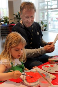 Der Kaller Künstler Stephan Schick gibt Kindern bei den Malaktionen am 9. und 16. September im Möbelhaus Brucker Tipps und Anregungen. Foto: Reiner Züll