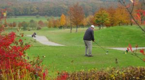 Golf spielen und Gutes tun kann man beim Benefiz-Golfturnier des LionsClub auf der Burg Zievel. Symbolbild: Michael Thalken/Eifeler Presse Agentur/epa