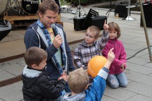 Garant für  gute Laune der kleinen Besucher ist Kinderliedermacher Uwe Reetz. Bild: Michael Thalken/Eifeler Presse Agentur/epa