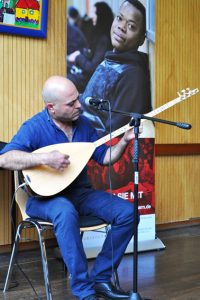 Der syrisch-kurdische Musiker Faiek Chakro spielte für die Helfer. Bild: Carsten Düppengießer
