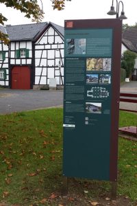 Eine neue Info-Stele ziert den Dorfplatz in OIlef. Bild: Kerstin Wielspütz