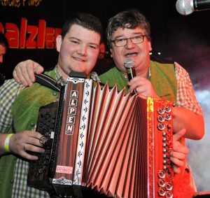Vater und Sohn musizieren bei den Schmalzlern zusammen. Max (rechts) und Fabian Fenzl. Foto: Reiner Züll