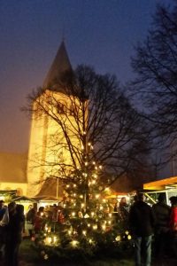  Im Herzen des Dorfes, vor der Kirche St. Andreas gelegen, versprüht der Glehner Weihnachtsmarkt besonders viel Charme. Bild: Paul Wolff
