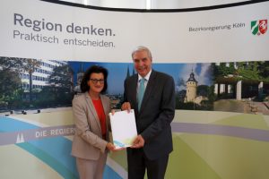 Bürgermeister Udo Meister nahm den Förderbescheid jetzt aus den Händen von Regierungspräsidentin Gisela Walsken entgegen. Bild: RP