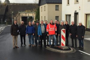 Viele Beteiligte der erfolgreichen Baumaßnahme trafen sich zum Projektabschluss gemeinsam mit Bürgermeister Jan Lembach (links) in Schmidtheim. Bild: Gemeinde Dahlem