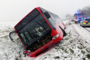 Winterliche Verhältnisse und eine starke Windböe ließen diesen Bus im Seitengraben landen. Bild: Polizei Euskirchen