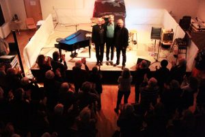 Nach dem Konzert gab es für die drei Musiker Standing Ovations. Bild: Michael Thalken/Eifeler Presse Agentur/epa