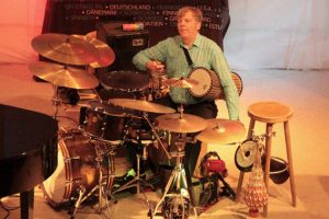 Bepackt mit Percussions-Instrumenten aus allen Herren Ländern ging Torsten Zwingenberger an seinem Schlagzeug auf Weltreise. Bild: Michael Thalken/Eifeler Presse Agentur/epa