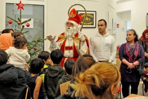 Der Nikolaus ist für alle da: Menschen unterschiedlichster Herkunft und religiöser Überzeugung feierten bei der Caritas gemeinsam. Foto: Carsten Düppengießer