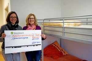 Pia Schön-Krebs und Jutta Reibold übergaben einen Scheck in Höhe von 730 Euro. Bild: Carsten Düppengießer
