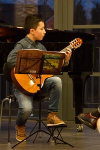 Beim Konzert in der Mottenburg glänzte Oliver Maier bereits auf seiner Gitarre, jetzt bekam er beim Bundeswettbewerb „Jugend musiziert“ einen 3. Preis. Archivbild: Tameer Gunnar Eden/Eifeler Presse Agentur/epa