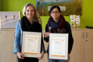 Pressesprecherin Sandra Ehlen (links) und Vertriebsleiterin Sylwia Laß freuten sich über die erneute Auszeichnung zum „TOP-Lokalversorger“. Bild: ene