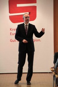 Jörg Korthaus referierte über das Wertpapiergeschäft der DekaBank. Bild: Michael Thalken/Eifeler Presse Agentur/epa
