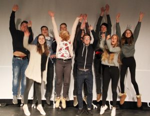 Die Theatergruppe am Wirtschaftsgymnasium lädt zu einem multimedialen Theaterstück ein. Foto: Norbert Heckelei