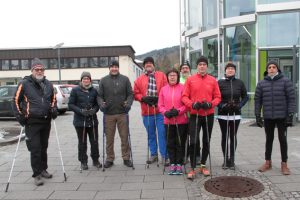 Markus und Simone Böhm (2. und 3.v.l.) schlossen sich der Walking-Gruppe an und absolvierten erfolgreich sieben kalte Kilometer. Bild: Michael Thalken/Eifeler Presse Agentur/epa