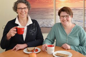Elisabeth Nosbers (v.l.) und Jeannette Vogelsberg wollen über Pflegeberufe informieren. Foto: Arndt Krömer
