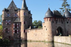 Burg Satzvey ist eine der zahlreichen Burgen auf der Wasserburgenroute. Bild: Michael Thalken/Eifeler Presse Agentur/epa