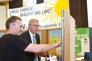 Udo Meister (hinten), Bürgermeister Stadt Schleiden, eröffnete die Enerkom und besuchte die einzelnen Stände der Energiekompetenzschau. Bild: Tameer Gunnar Eden/Eifeler Presse Agentur/epa