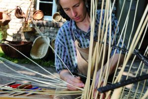 Wie man Körbe aus Weidenruten herstellt verrät Andrea Schulz-Wild, Korbflechterin im LVR-Freilichtmuseum Kommern. Foto: LVR-FMK