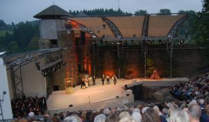 Die Open Air-Bühne der Monschauer Burg soll als Kulisse für eine Operngala dienen. Foto: Veranstalter