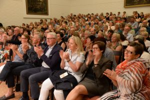 as Publikum feierte die 69-jährige Schriftstellerin im Haus Beda in Bitburg. Bild: Harald Tittel/ELF