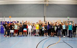 Die insgesamt acht gemischten Mannschaften der Euskirchener Volleyballnacht wurden per Losverfahren ermittelt, um die Jugendlichen in Kontakt zu bringen. Foto: Carsten Düppengießer