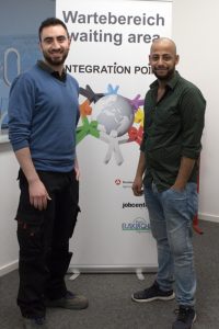 Für Mohamad Hasan Dakkak (links) und Reyad Khaled war der Bundesfreiwilligendienst im „Integration Point“ ein Sprungbrett in den ersten Arbeitsmarkt. Bild: Dagmar Grömping/Jobcenter EU