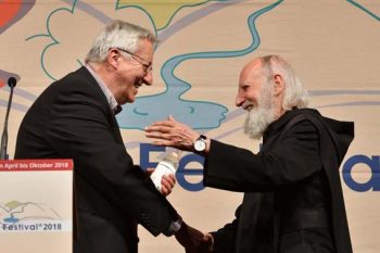 ELF-Festivalleiter Dr. Josef Zierden (links) begrüßte Publikumsliebling Pater Anselm Grün. Bild: Harald Tittel/ELF