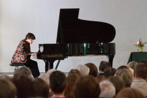 Die aus den USA stammende Pianistin Nina Tichman schien ihr Instrument beschwören zu wollen, um ihm noch brillantere Töne zu entlocken. Bild: Tameer Gunnar Eden/Eifeler Presse Agentur/epa