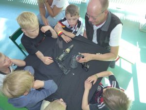 Rainer Gutermann zerlegt mit den Kindern einen Akkubohrschrauber Bild: Karen Beuke / Kreis Euskirchen