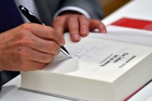 Gregor Gysi hatte zahlreiche Autogrammwünsche zu erfüllen. Bild: Harald Tittel