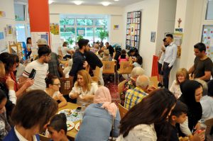 Im Café International werden regelmäßig christliche Feste begangen, nun haben Christen und Muslime dort gemeinsam das Ende des Ramadan gefeiert. Foto: Carsten Düppengießer