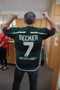 Mit Starspieler und Chinabezwinger Udo Becker waren die Azubis klar im Vorteil. Bild: Michael Thalken/Eifeler Presse Agentur/epa