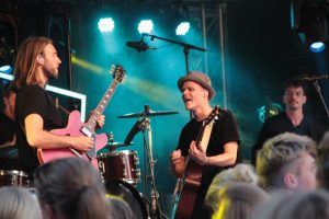 Rockten auf der Bühne kräftig ab: Die Musiker von Cat Ballou mit Leadsänger Oliver Niesen (rechts). Bild: Michael Thalken/Eifeler Presse Agentur/epa